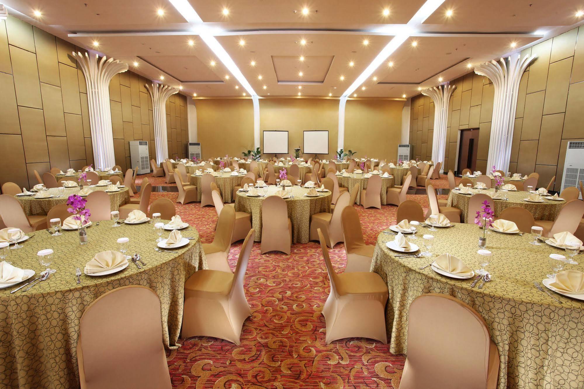 Swiss-Belinn Pangkalan Bun Exterior foto